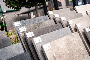 <p>Nieuwenhuis Buitenleven biedt een breed assortiment tuintegels voor het ontwerpen van een eigentijdse oprit of origineel terras. Voor een strakke tuin, onderhoudsvrije tuin, maar ook sfeervolle slingerpaadjes in een romantische tuin. Zo kan je bij ons kiezen uit allerlei soorten sier- en tuinbestrating, zoals betonnen bestrating, keramische tegels, keramiek op een betonnen onderlaag, gebakken klinkers of natuursteen.&nbsp;</p>
