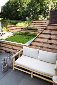<p>Ben je op zoek naar kwalitatief hoogwaardig hout om zelf een schutting, vlonder, pergola, veranda of overkapping in de tuin te maken?</p>

<p>Dan bieden wij u het allerbeste hout. Bij ons heeft u altijd ruime keuze uit <a href="https://www.nieuwenhuisbuitenleven.nl/webshop/tuinhout/constructiehout">constructiehout</a>, <a href="https://www.nieuwenhuisbuitenleven.nl/hout/gevelbekleding">gevelbekleding</a>, <a href="https://www.nieuwenhuisbuitenleven.nl/webshop/tuinhout/vlonderplanken">vlonderplanken</a>, <a href="https://www.nieuwenhuisbuitenleven.nl/webshop/tuinhout/tuinafscheidingen/bamboe-rolscherm-zwart-(diverse-maten)/bamboe-rolscherm-zwart-180x180-cm">schuttingen</a>, plaatmateriaal en alle andere houten accessoires voor in de tuin.</p>

<p>Palen, planken, balken, afdeklatten, terrasplanken en rabatdelen. In heel veel verschillende houtsoorten; kies bijvoorbeeld voor <strong>Douglas, grenen, hardhout, bamboe, vuren of kastanjehout.</strong></p>

<p>&nbsp;</p>

