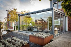 <p>Een vrijstaande overkapping of een overkapping aan de woning. Veranda, carport, buitenverblijf of houten lamellendak. U vindt bij ons zowel houten overkappingen als aluminium&nbsp;overkappingen met ene gesloten dak of doorzichtig dak van glas of polycarbonaat. Wilt u een afspraak maken met onze verkopers voor advies? Ga dan naar <a href="http://afspraak.nieuwenhuisbuitenleven.nl">afspraak.nieuwenhuisbuitenleven.nl</a></p>
