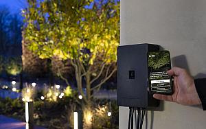 <p>Het Smart in-lite systeem bestaat uit vier essenti&euml;le onderdelen: <strong>de transformator, kabel, armaturen en accessoires</strong>. Het systeem van in-lite werkt op <strong>12 Volt laagspanning</strong>. Dit betekent dat het 230 volt stroom uit het stopcontact door middel van de transformator wordt omgezet naar 12 volt. 12 volt is een veilige spanning, waardoor je de verlichting <strong>eenvoudig zelf kan aansluiten en verplaatsen</strong>.</p>
