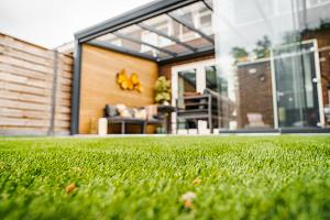 <p>Kunstgras is een onderhoudsvriendelijke, synthetische grasmat die natuurlijk gras imiteert. Kunstgras is gemaakt van kunststofvezels en wordt veel gebruikt in tuinen, op balkons en sportvelden. Kunstgras blijft jaarrond groen, vergt weinig onderhoud en gaat doorgaans 10-15 jaar mee.</p>
