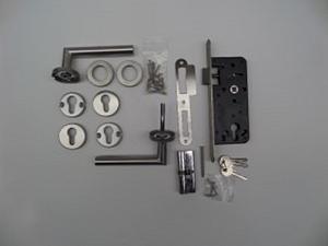 Complete set voor poorten in RVS met deurkruk en rozetten