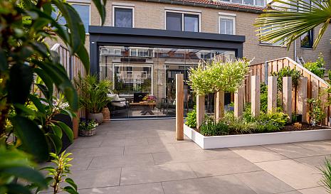 moderne tuin met ultraline overkapping