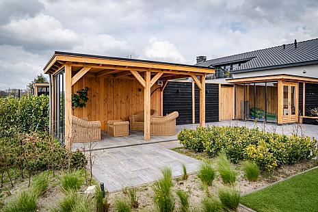 houten overkapping glazen wand schutting verlichting