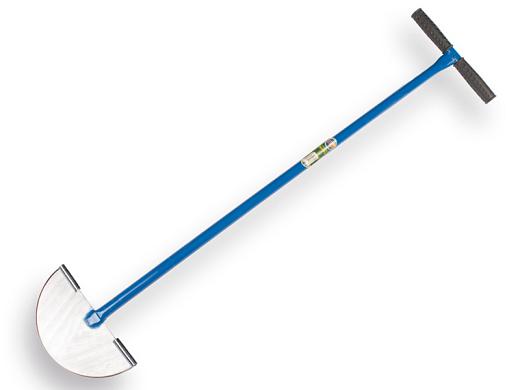 Graskantsteker gesmeed met metalen buissteel.