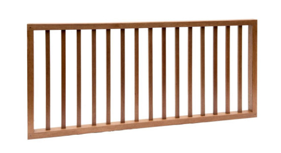 Hardhouten spijlenhek, 180x80 cm. Frame 4,5 x 7 cm, spijlen 2x3 cm.