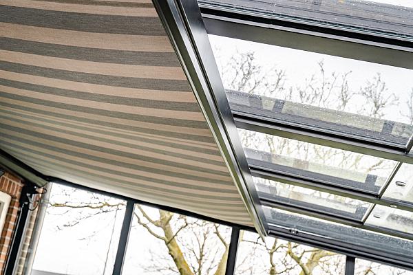 zonwering gestreept onder overkapping