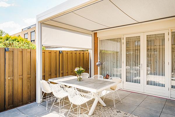 electrische zonwering op staanders met screens