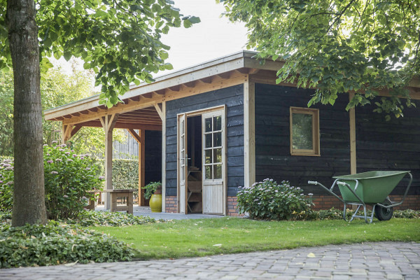 Houten berging met luifel