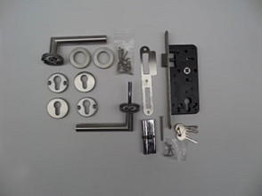 Complete set voor poorten in RVS met deurkruk en rozetten